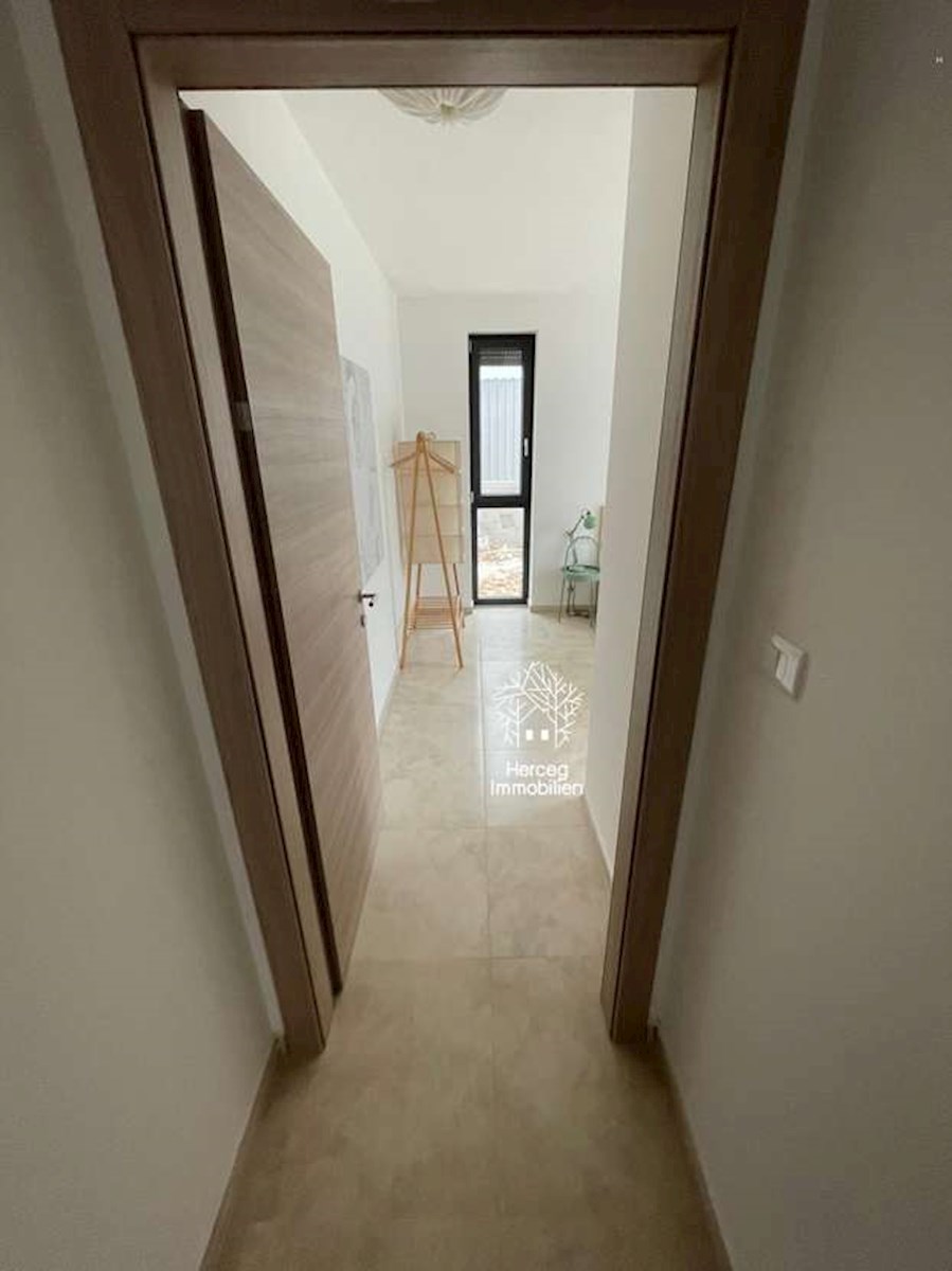 MEDULIN – Apartma z bazenom in vrtom, 300 m od morja, opremljen, novogradnja