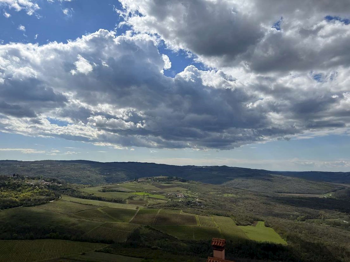 MOTOVUN - kamnita hiša z zemljiščem (potrebna obnova)