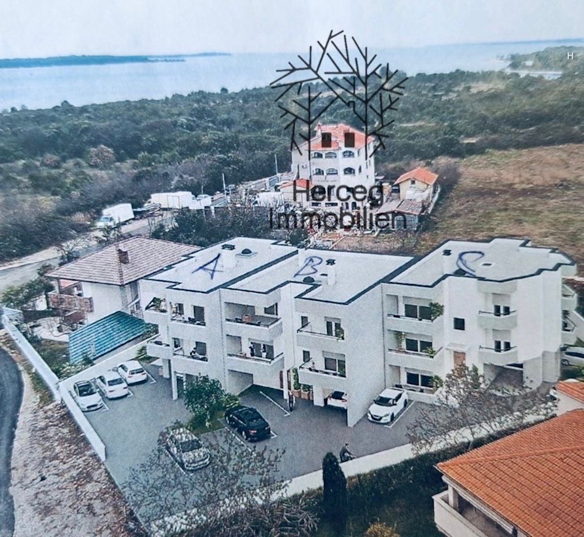 ŠTINJAN - Več Stanovanj na Prodaj z Velikim Prostorom Okrog Stavbe