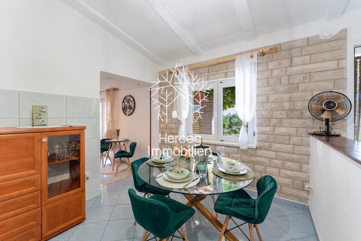 KRNICA - Dvonadstropna hiša in 3500m2 stavbnega/kmetijskega zemljišča