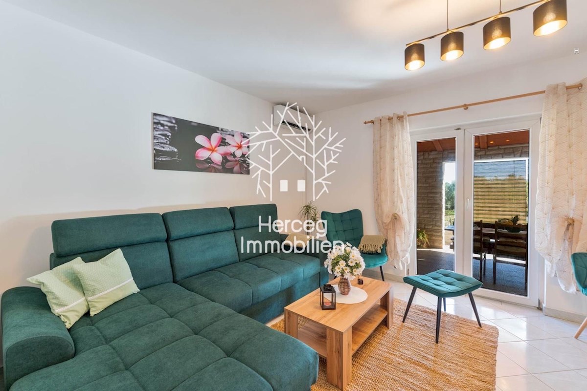 KRNICA - Dvonadstropna hiša in 3500m2 stavbnega/kmetijskega zemljišča
