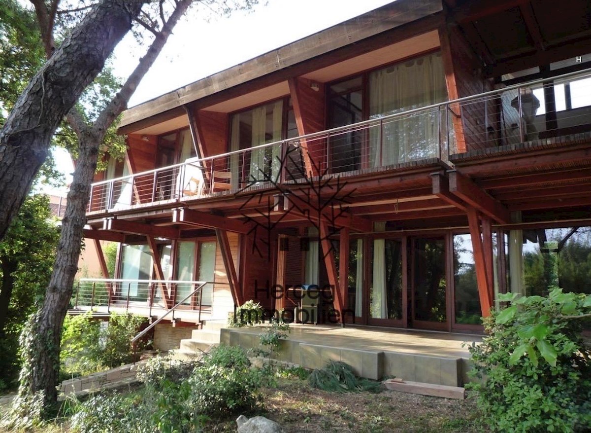 ROVINJ – Vila obdana z gozdom, 150m od morja