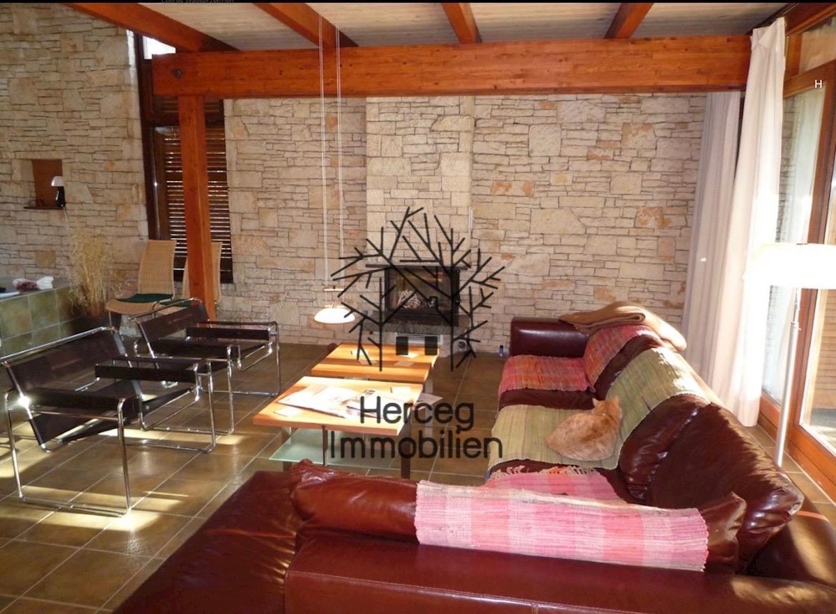 ROVINJ – Vila obdana z gozdom, 150m od morja