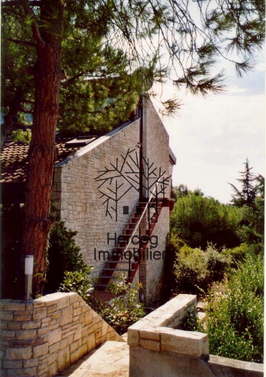 ROVINJ – Vila obdana z gozdom, 150m od morja