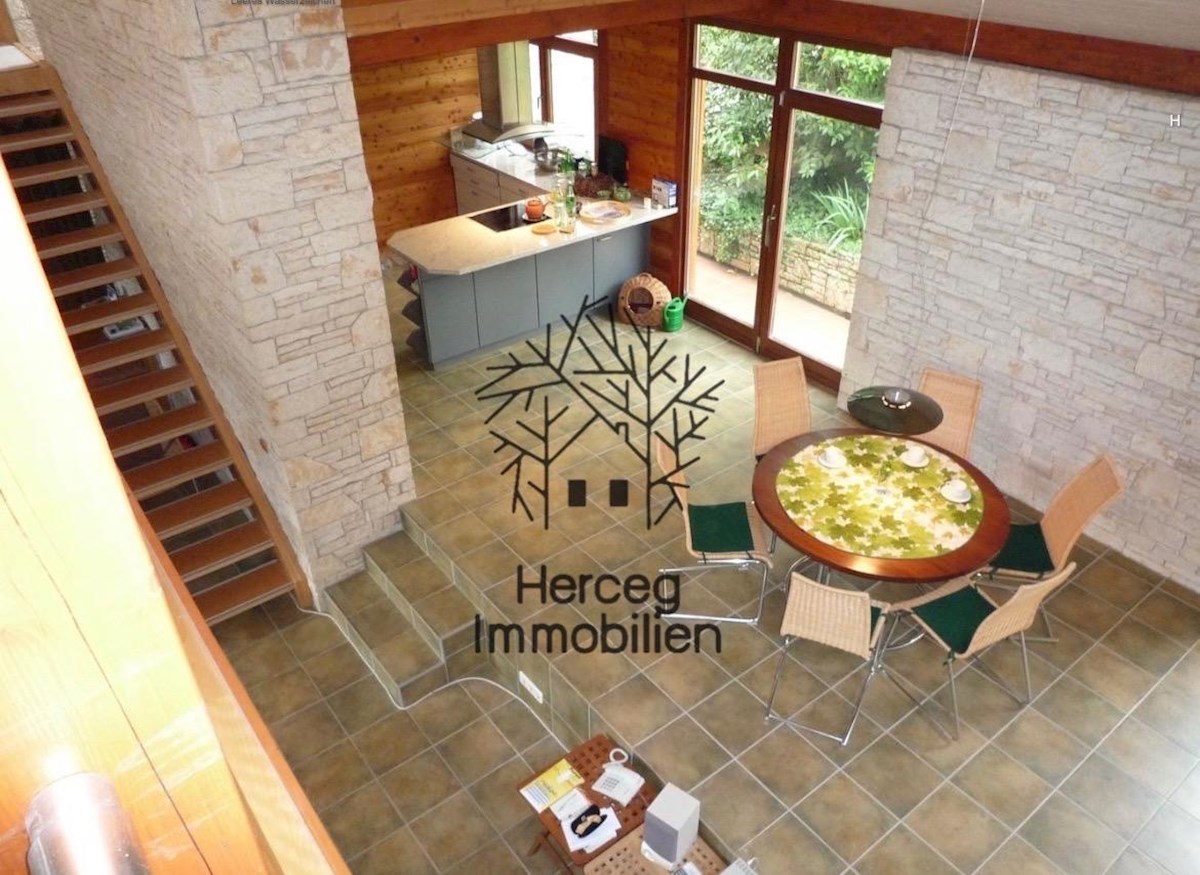 ROVINJ – Vila obdana z gozdom, 150m od morja