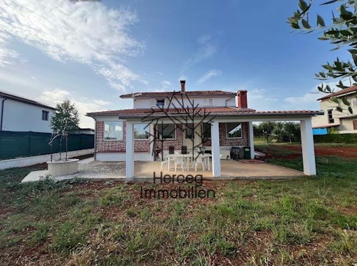 POREČ - Hiša z oljčnim nasadom - več kot 3000 m²