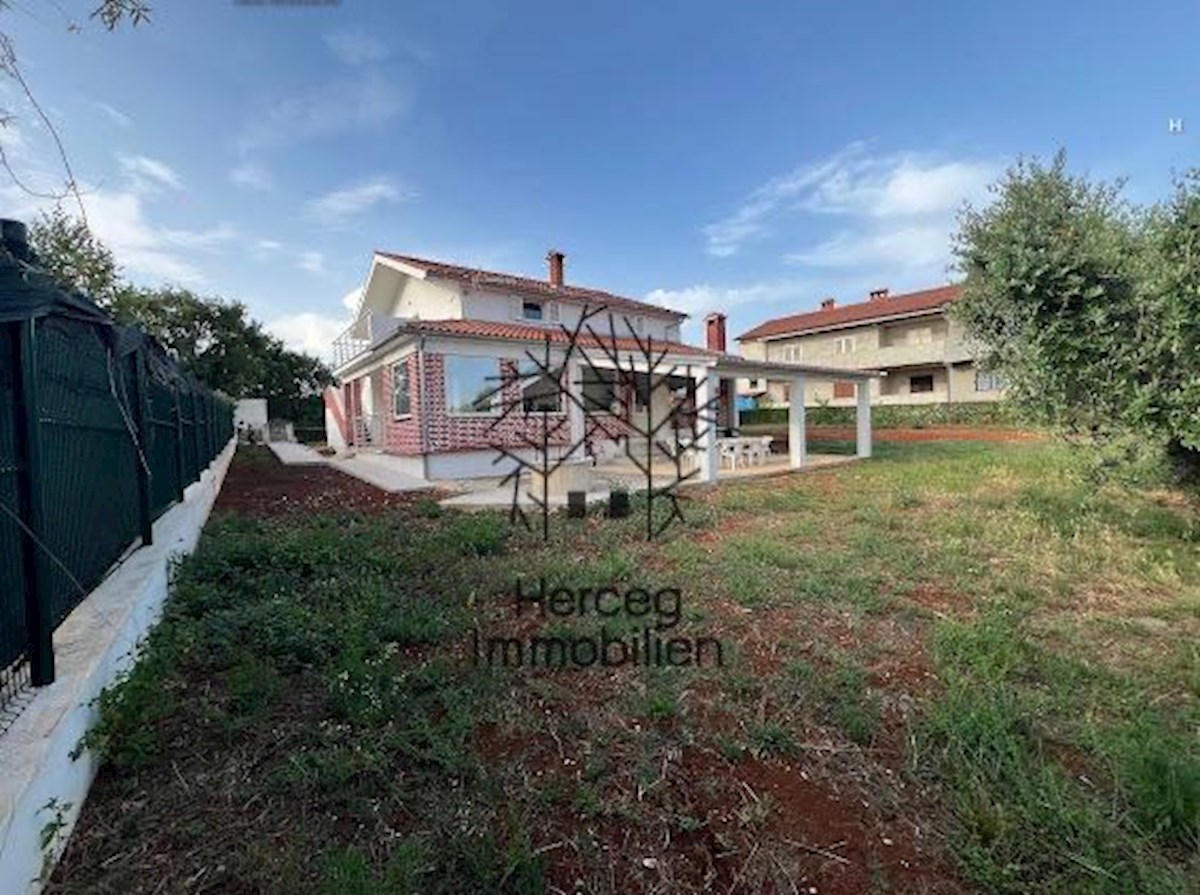 POREČ - Hiša z oljčnim nasadom - več kot 3000 m²