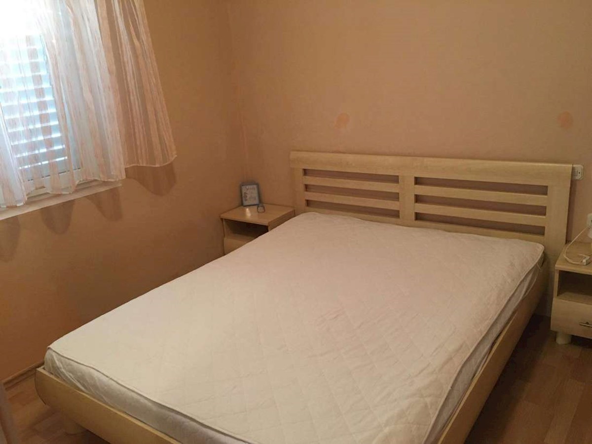 PAG - Hiša s tremi apartmaji 250 m od morja