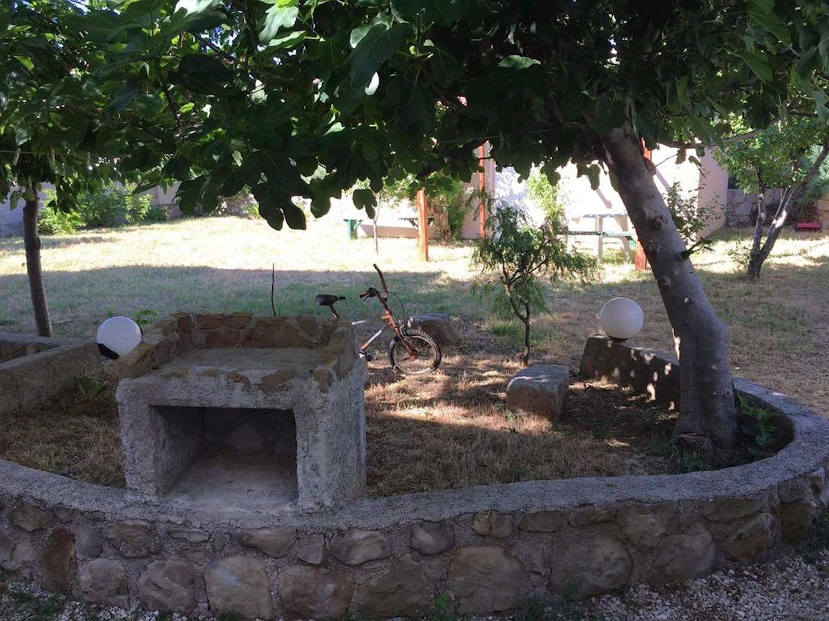 PAG - Hiša s tremi apartmaji 250 m od morja