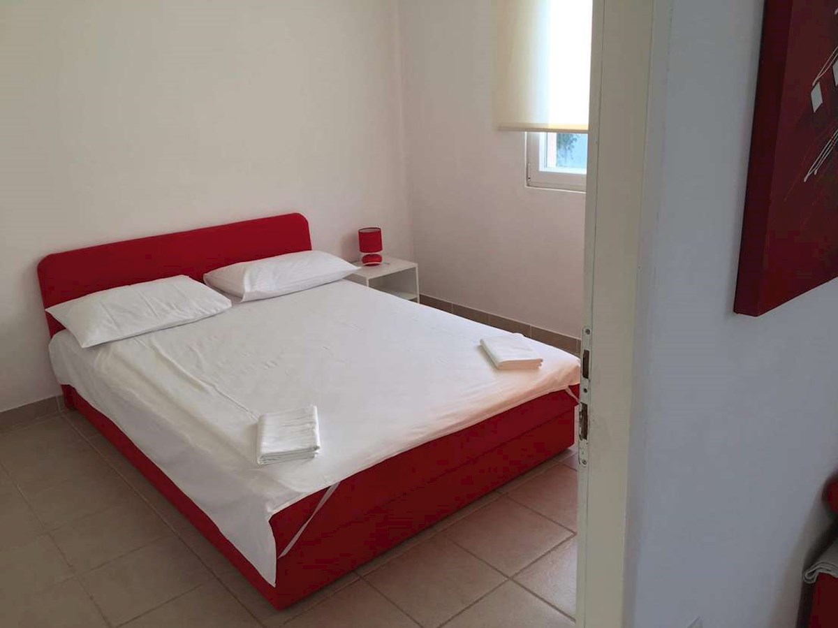 PAG - Hiša s tremi apartmaji 250 m od morja