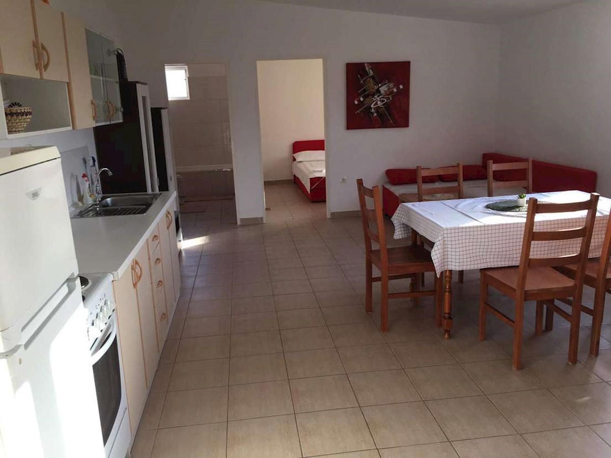 PAG - Hiša s tremi apartmaji 250 m od morja
