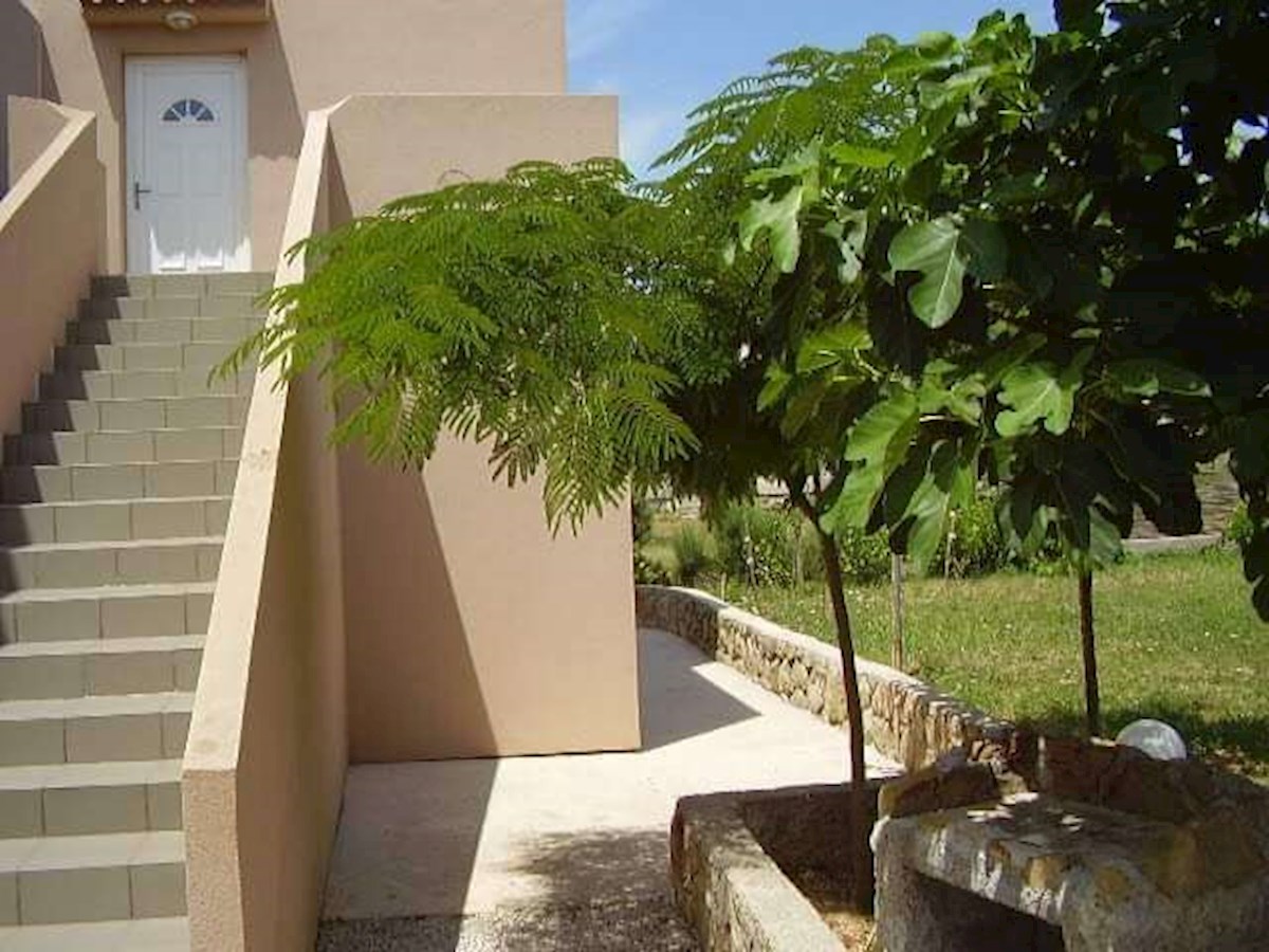 PAG - Hiša s tremi apartmaji 250 m od morja