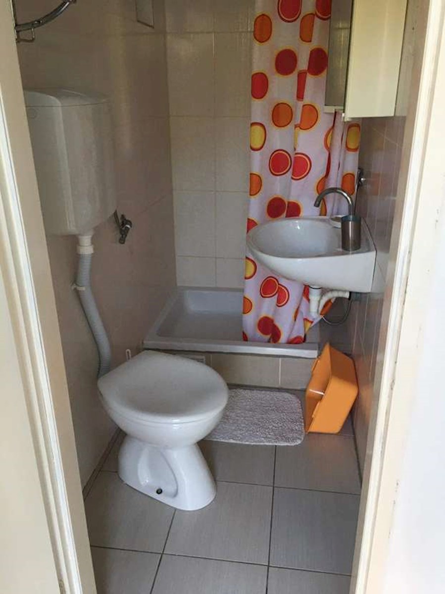 PAG - Hiša s tremi apartmaji 250 m od morja