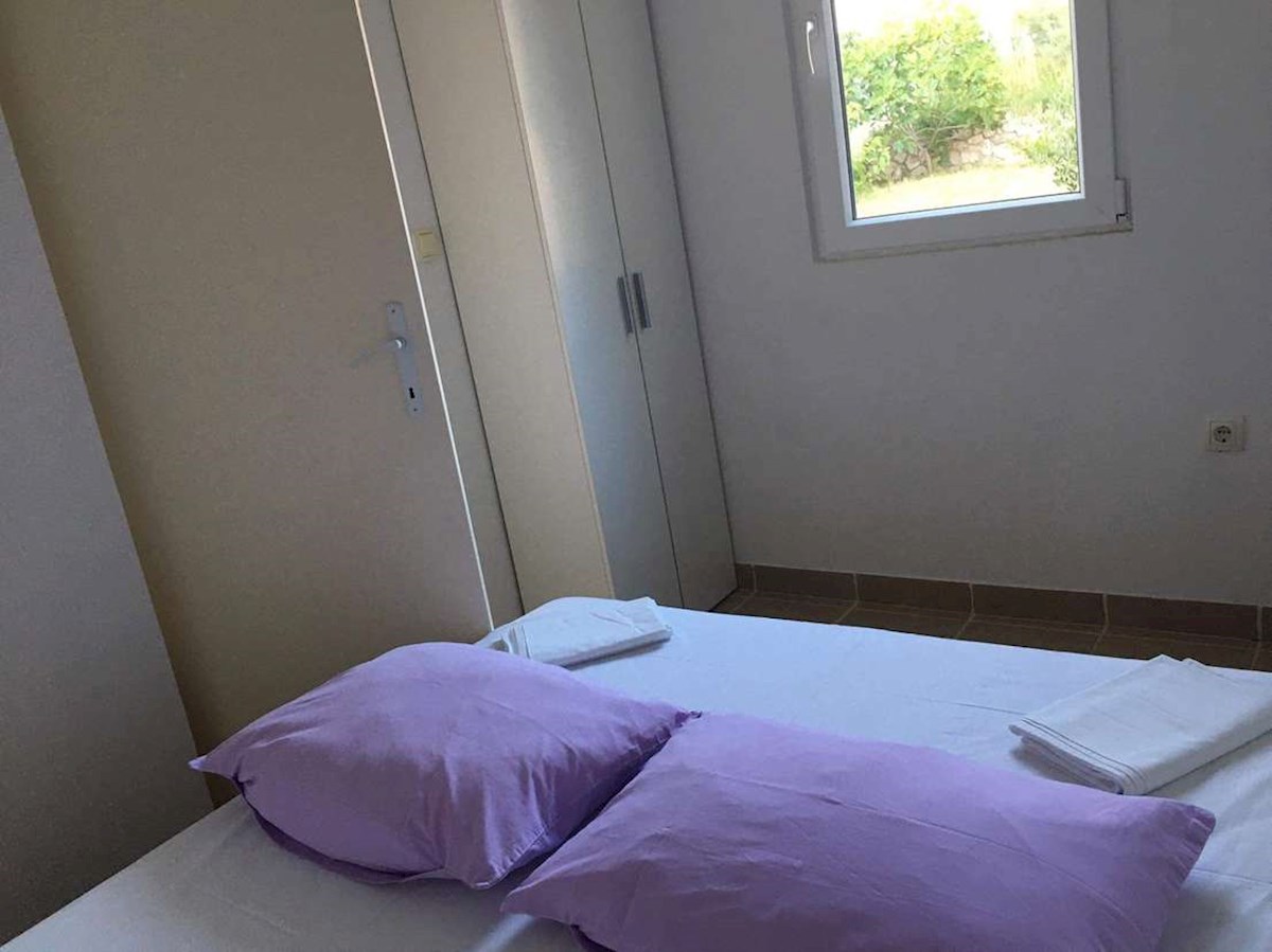 PAG - Hiša s tremi apartmaji 250 m od morja