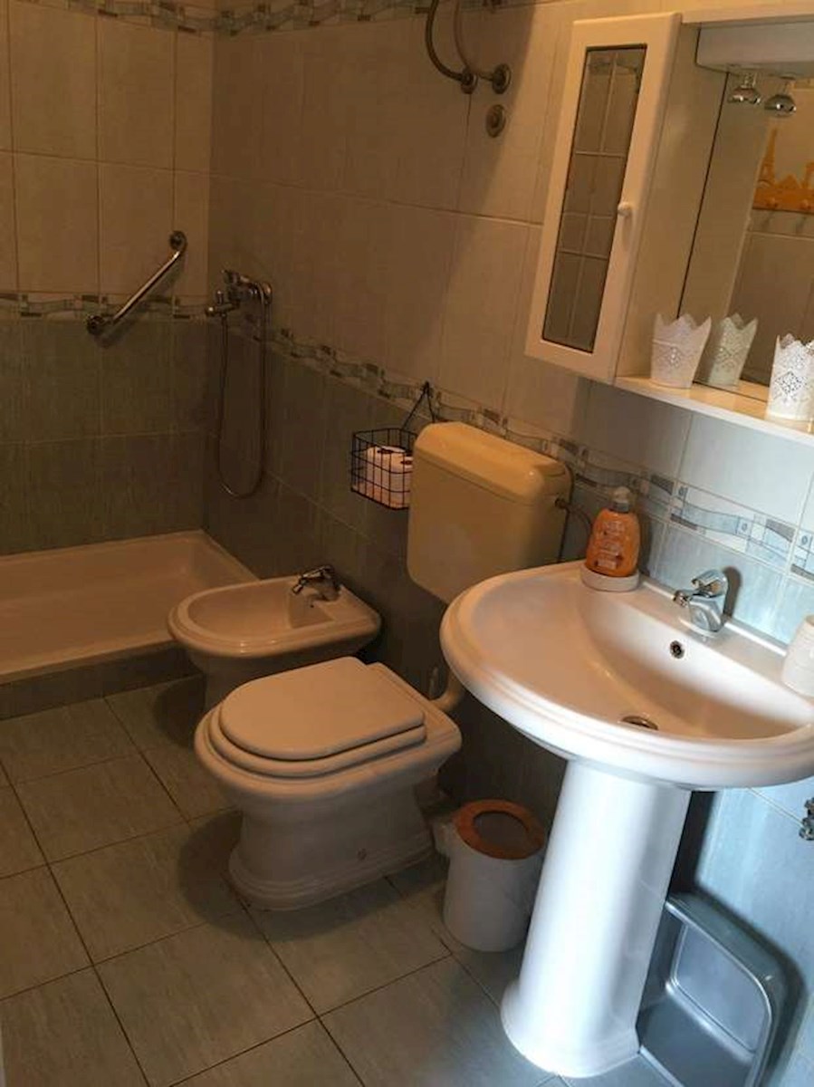 PAG - Hiša s tremi apartmaji 250 m od morja