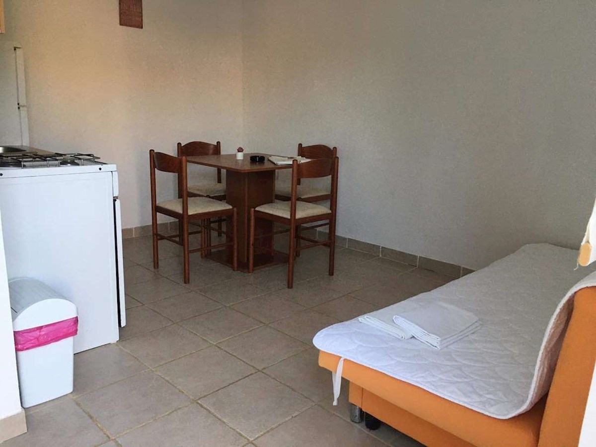 PAG - Hiša s tremi apartmaji 250 m od morja