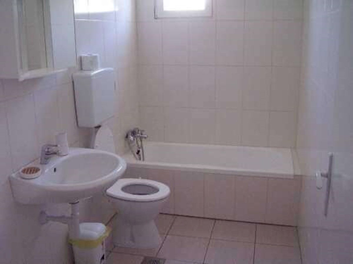 PAG - Hiša s tremi apartmaji 250 m od morja