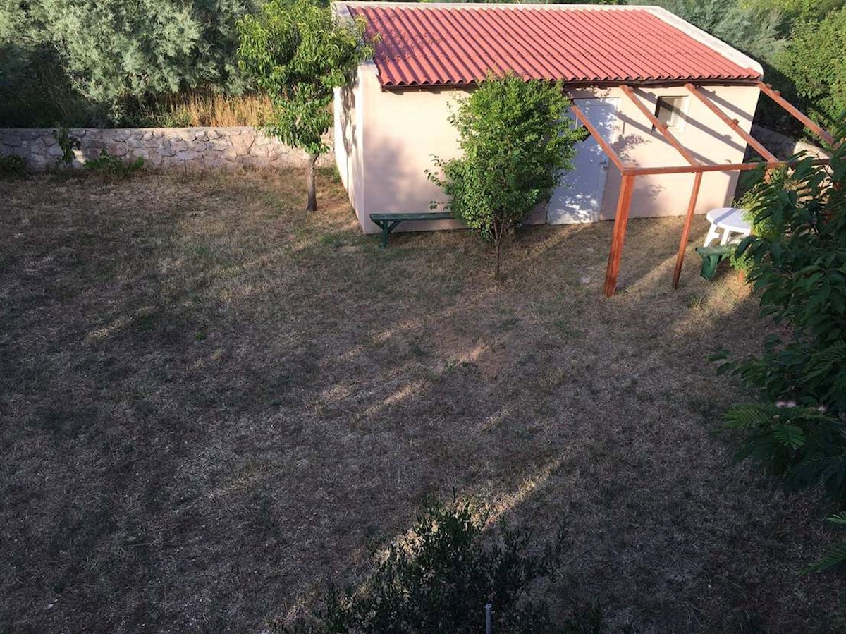 PAG - Hiša s tremi apartmaji 250 m od morja