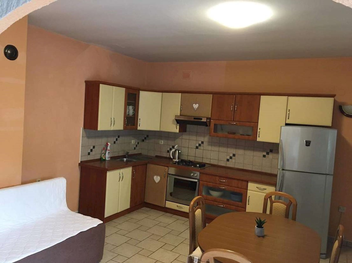 PAG - Hiša s tremi apartmaji 250 m od morja