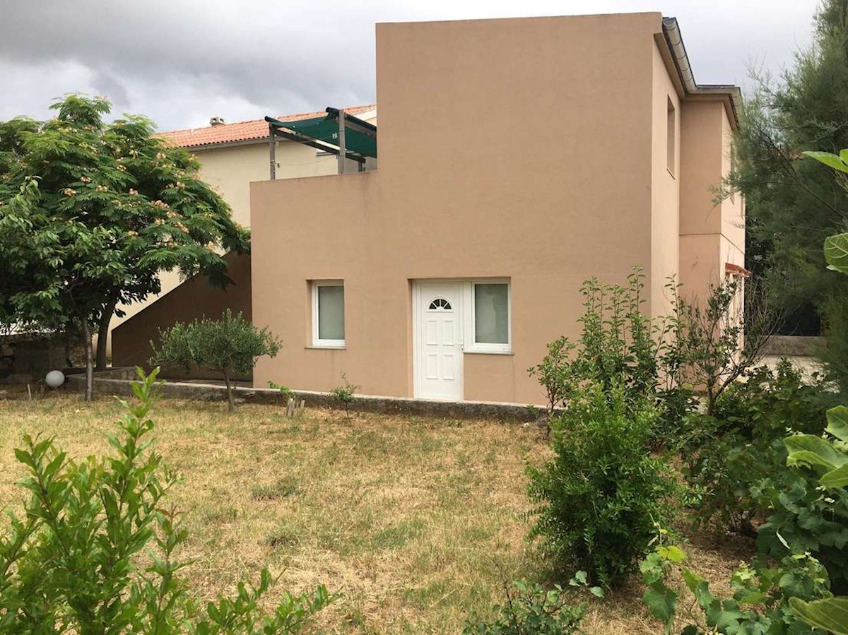 PAG - Hiša s tremi apartmaji 250 m od morja