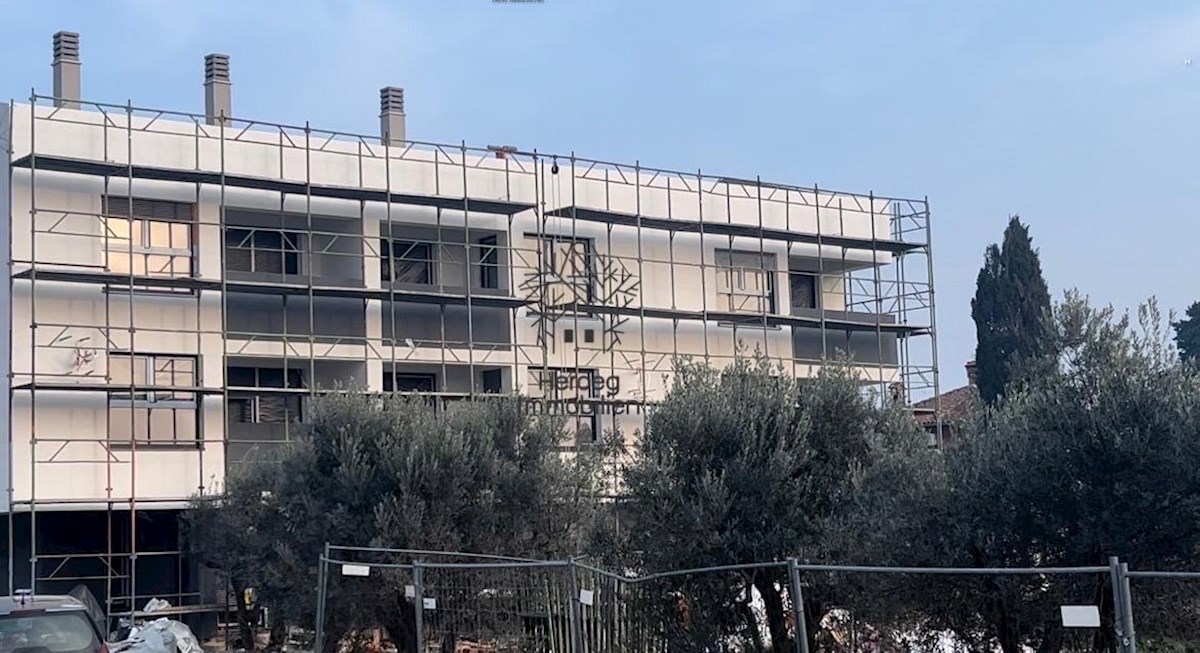 FAŽANA – Privlačna nova trisobna stanovanja s pogledom na morje ali pritlična