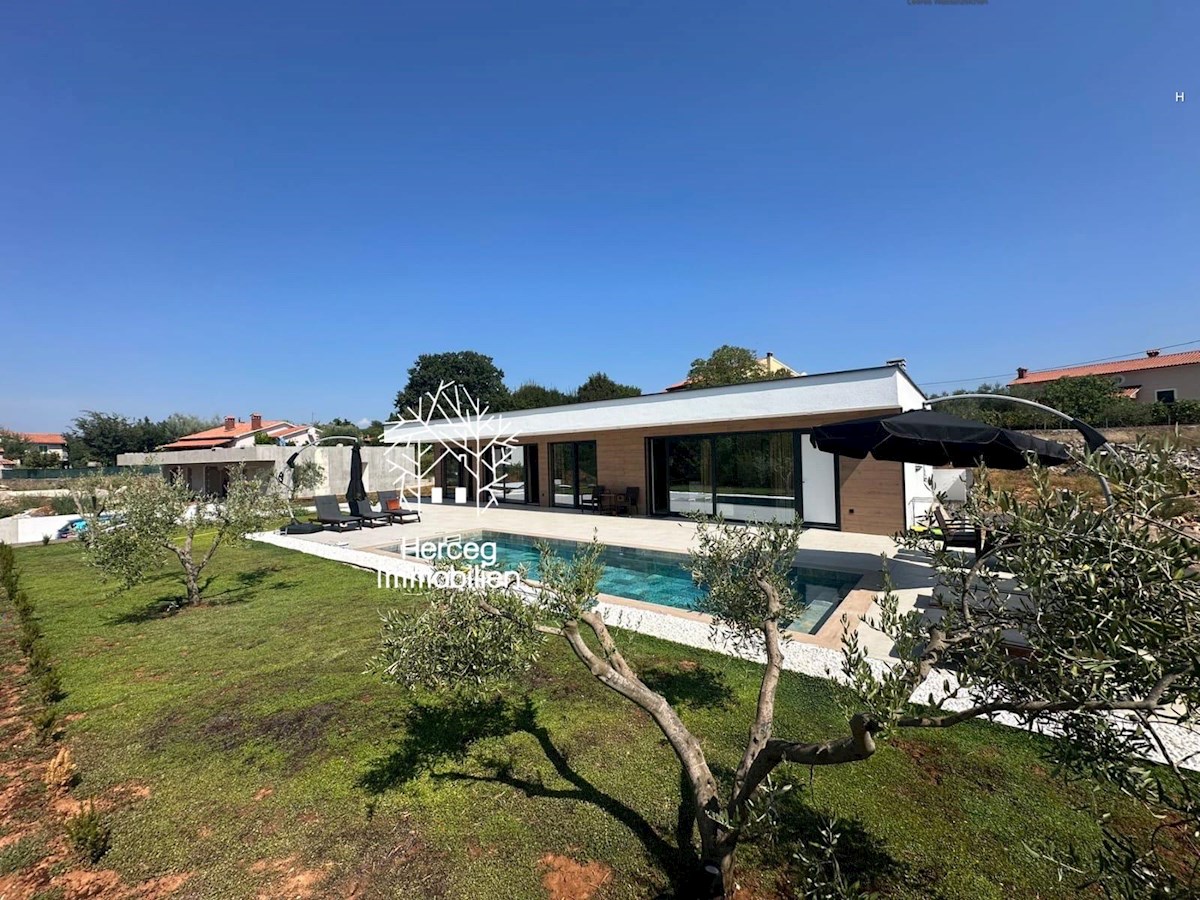 PAZIN: Vila z bazenom