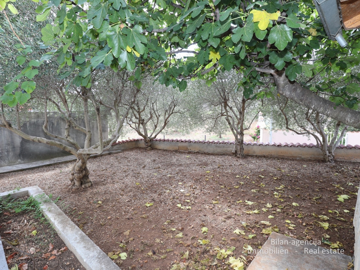 Vodice, Hiša s potencialom, 350 m od morja, 330.000 €