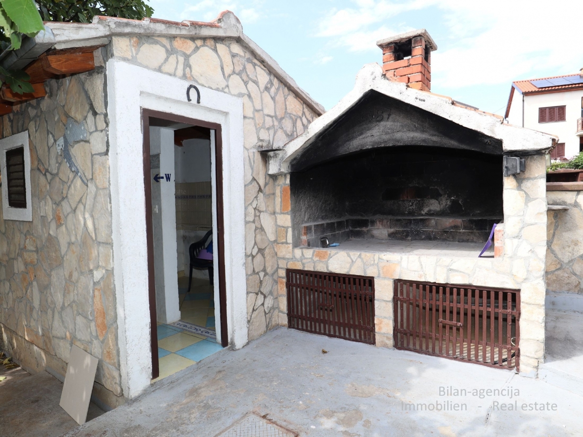 Vodice, Hiša s potencialom, 350 m od morja, 330.000 €