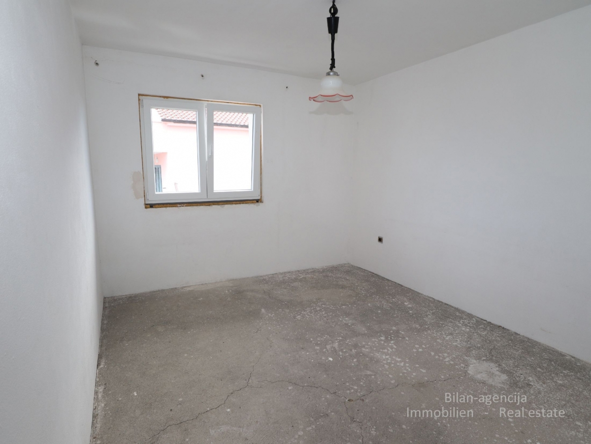 Vodice, Hiša s potencialom, 350 m od morja, 330.000 €