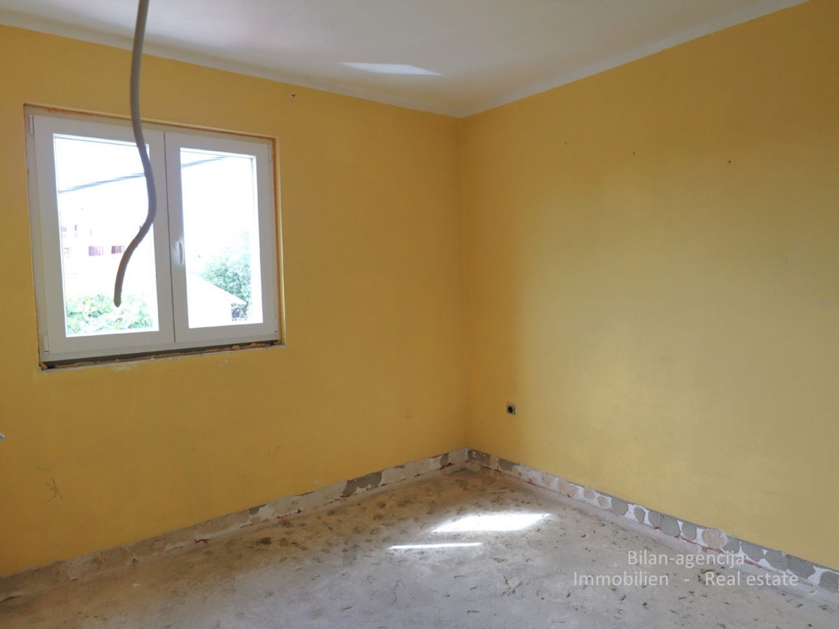 Vodice, Hiša s potencialom, 350 m od morja, 330.000 €