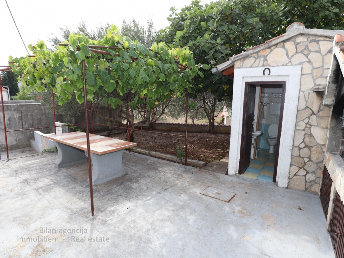 Vodice, Hiša s potencialom, 350 m od morja, 330.000 €