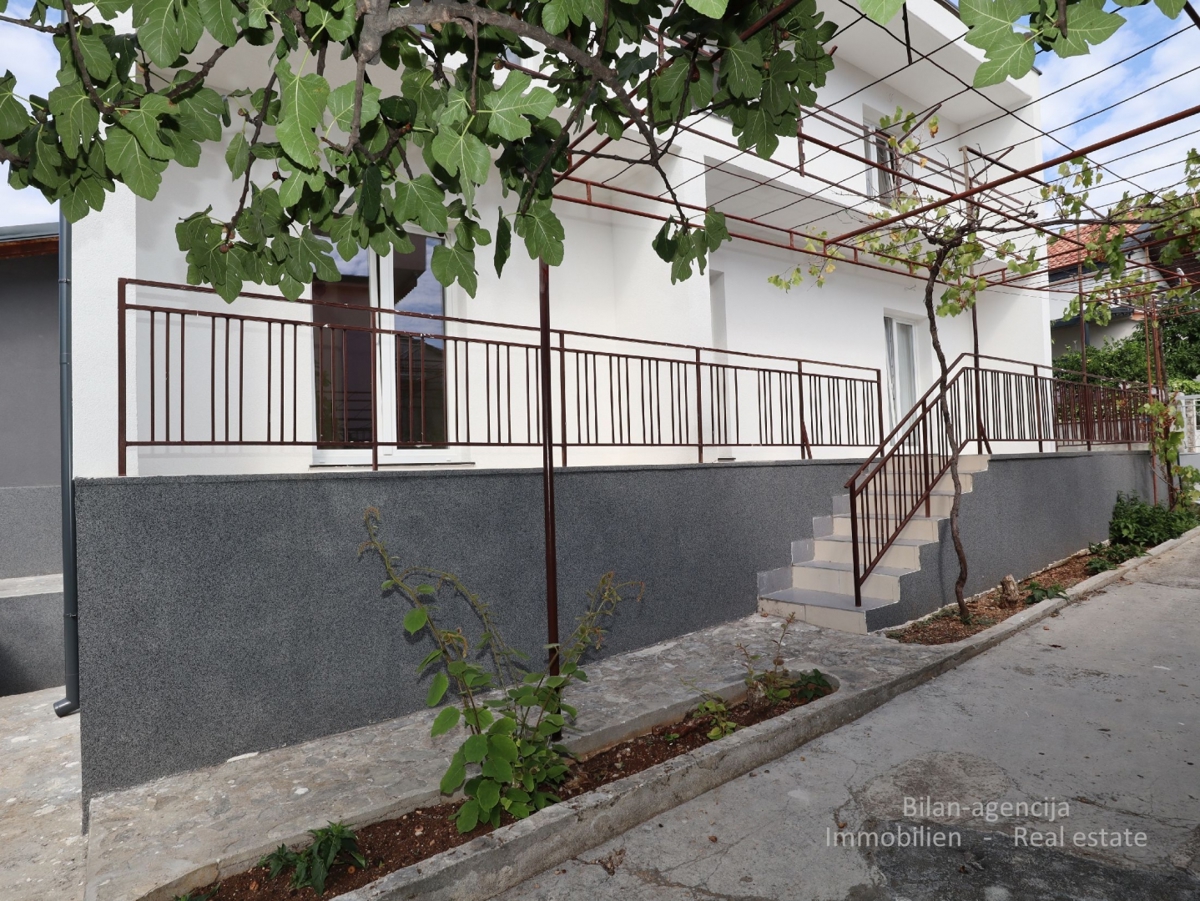 Vodice, Hiša s potencialom, 350 m od morja, 330.000 €