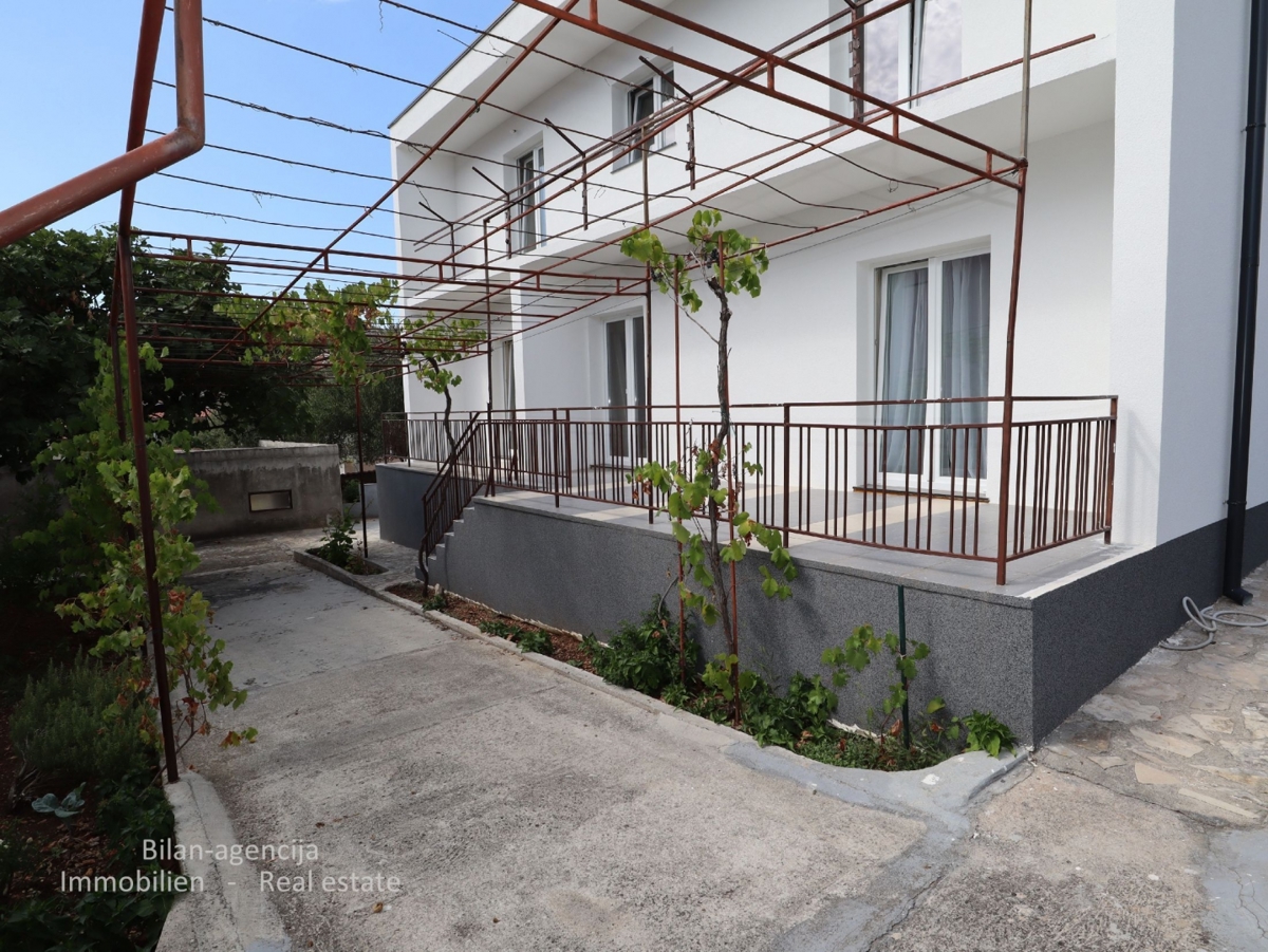 Vodice, Hiša s potencialom, 350 m od morja, 330.000 €