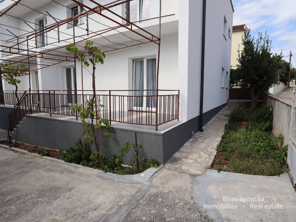 Vodice, Hiša s potencialom, 350 m od morja, 330.000 €