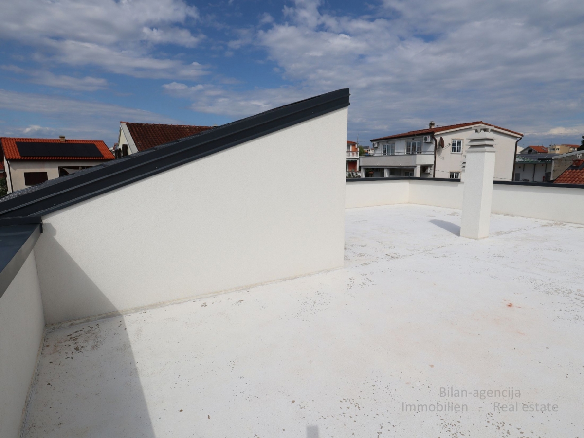 Vodice, Hiša s potencialom, 350 m od morja, 330.000 €