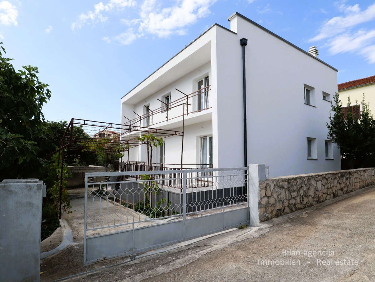 Vodice, Hiša s potencialom, 350 m od morja, 330.000 €