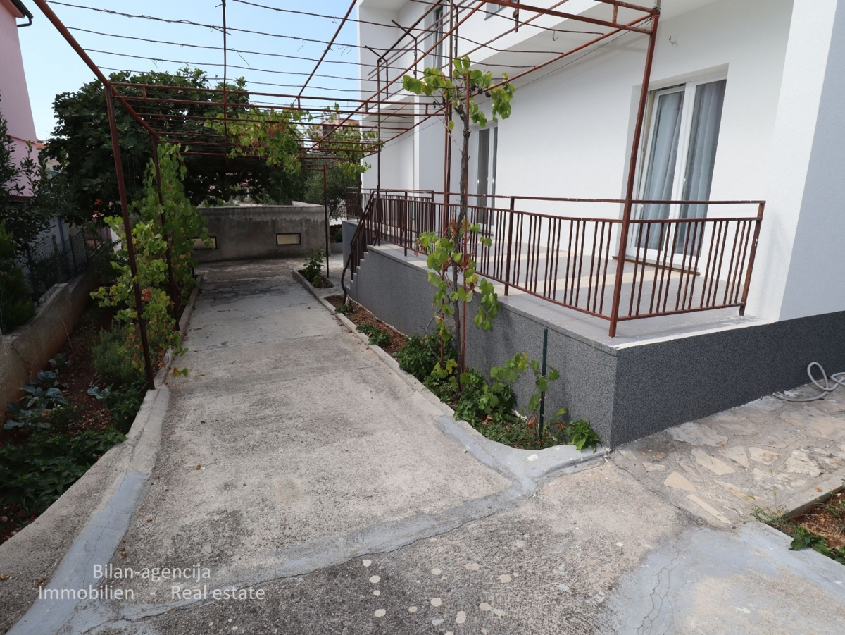 Vodice, Hiša s potencialom, 350 m od morja, 330.000 €