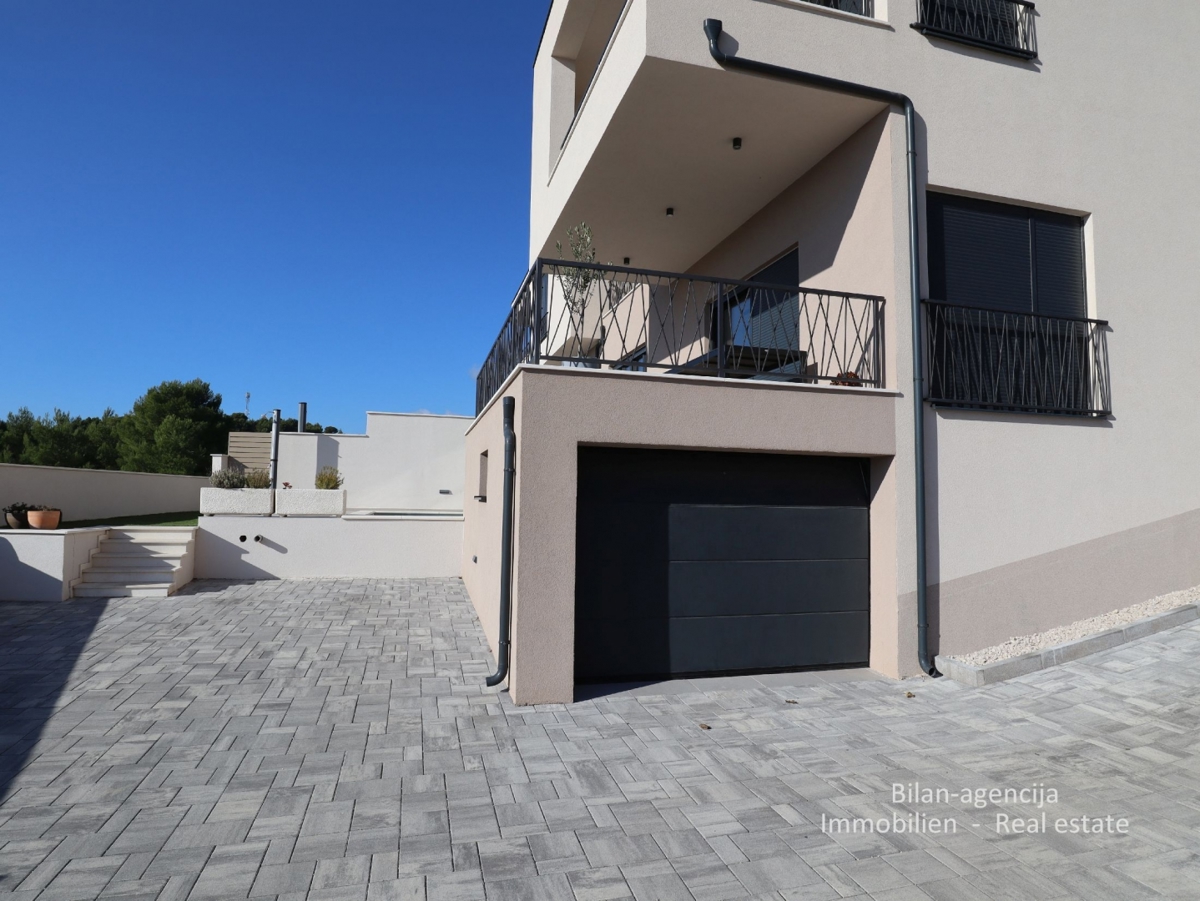 Luksuzna polovica dvojne kuće, Vodice