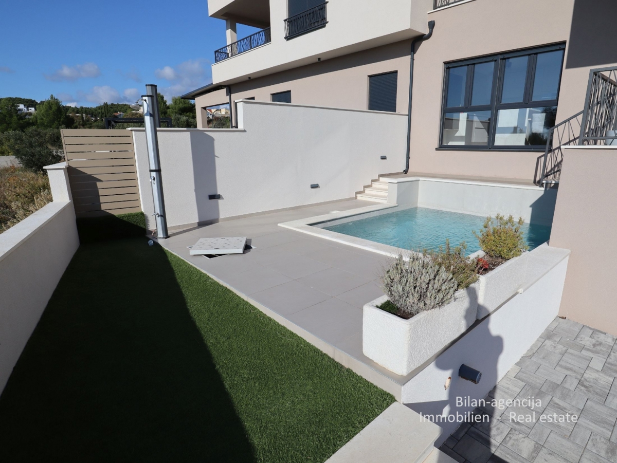 Luksuzna polovica dvojne kuće, Vodice