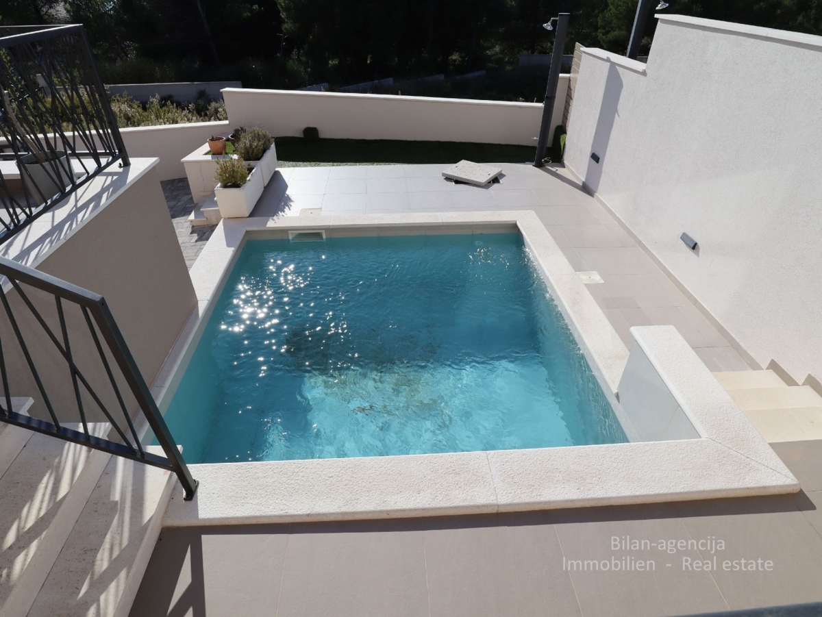 Luksuzna polovica dvojne kuće, Vodice