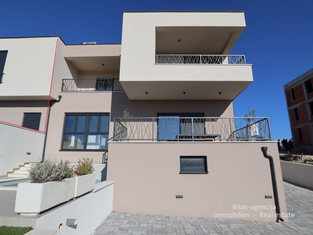 Luksuzna polovica dvojne kuće, Vodice