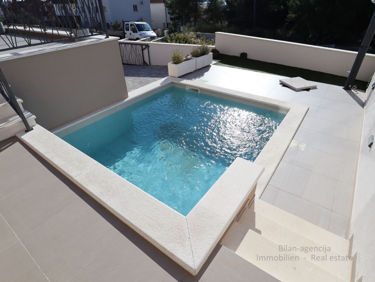 Luksuzna polovica dvojne kuće, Vodice