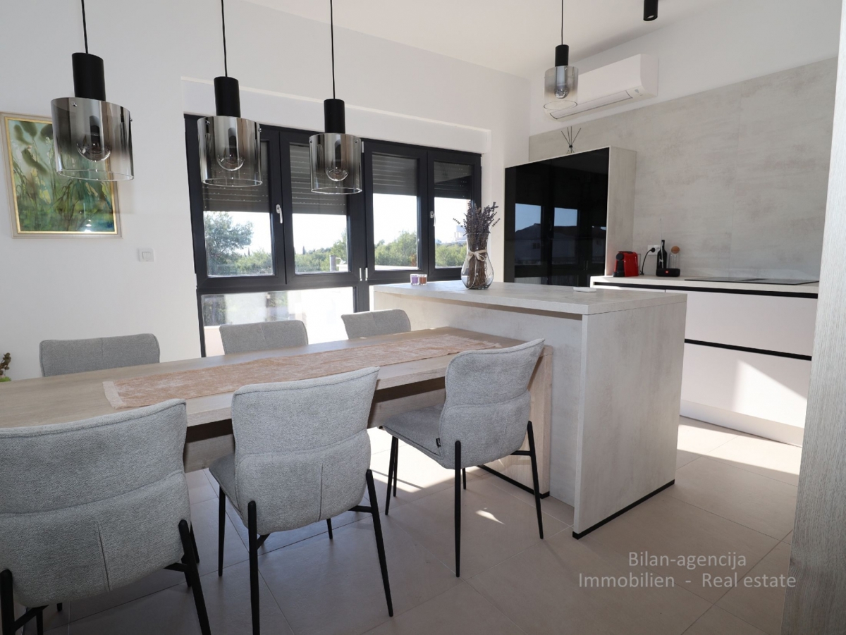 Luksuzna polovica dvojne kuće, Vodice