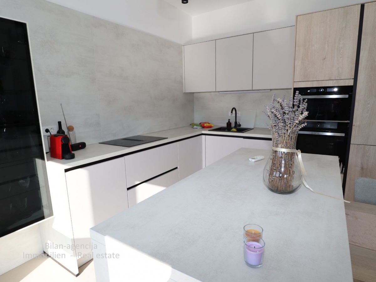 Luksuzna polovica dvojne kuće, Vodice