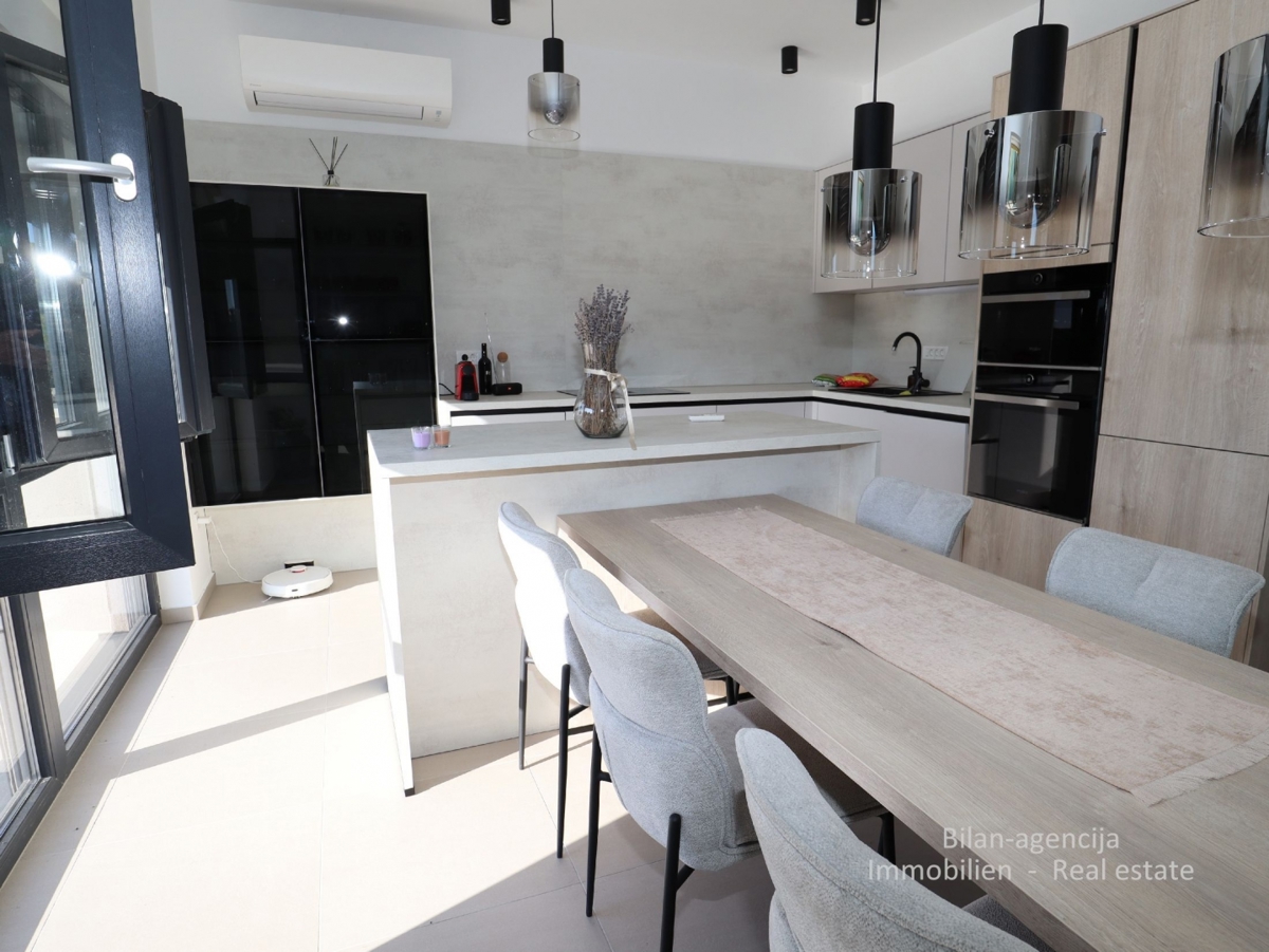 Luksuzna polovica dvojne kuće, Vodice