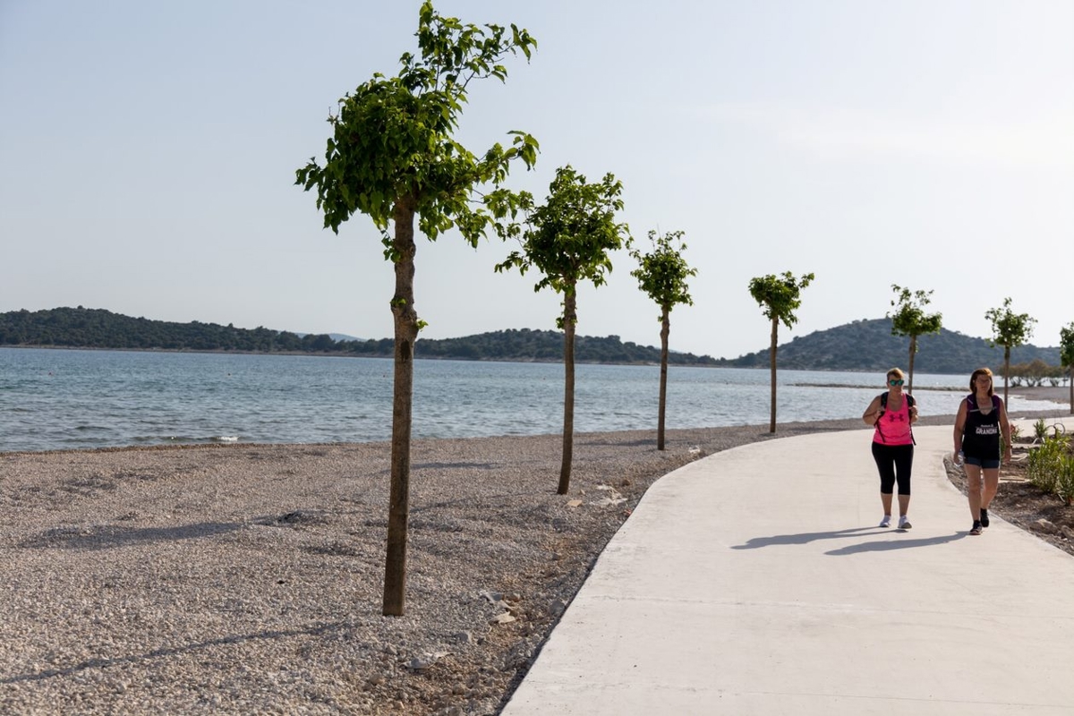 Vodice, zemljišče ob morju, 3200 m2, namembnost SR