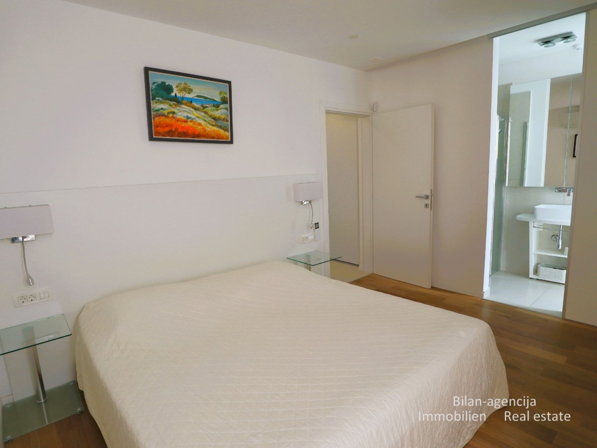 Murter, opremljena hiša s 4 apartmaji, 450 m od morja in plaže.