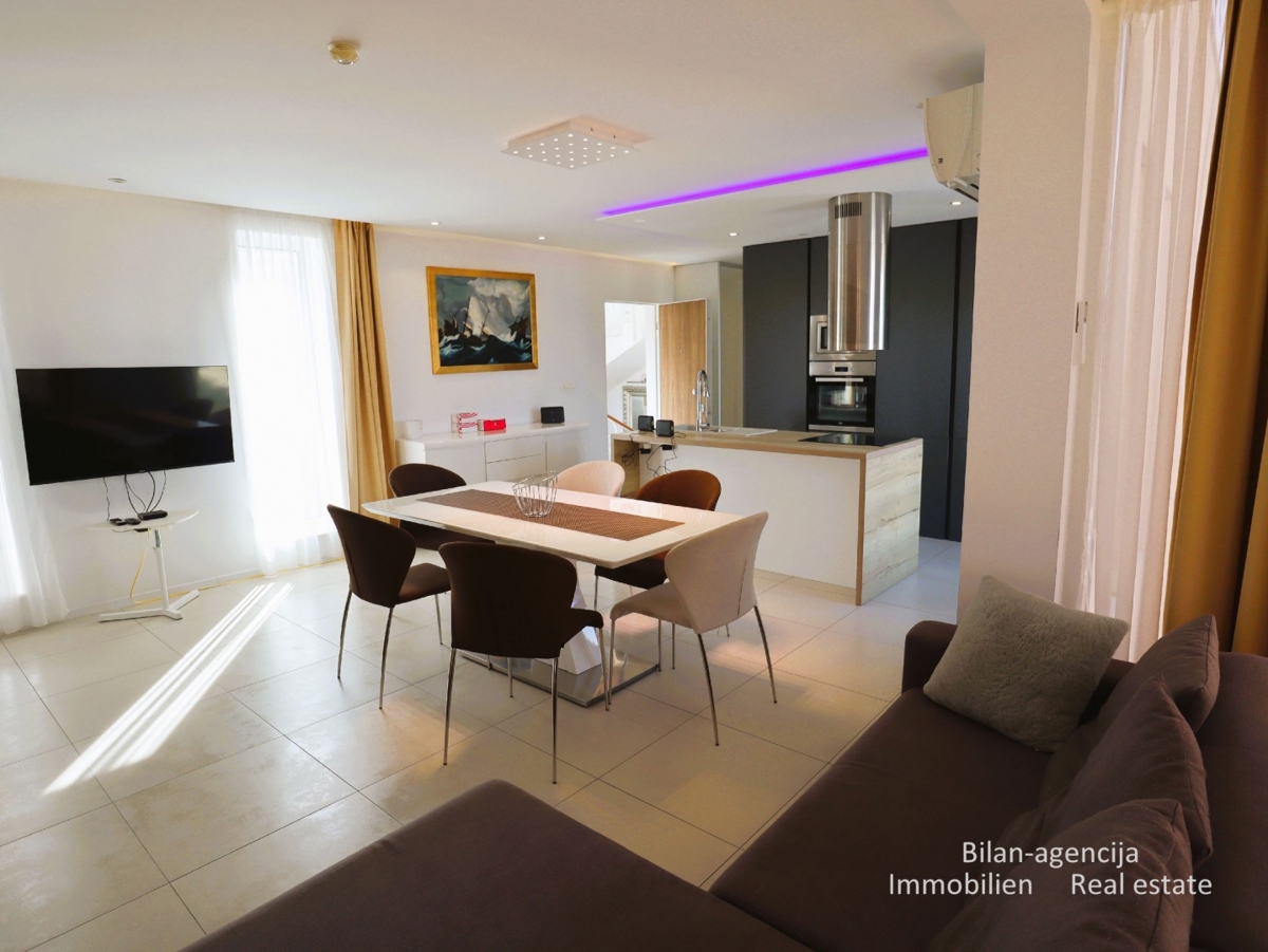 Murter, opremljena hiša s 4 apartmaji, 450 m od morja in plaže.