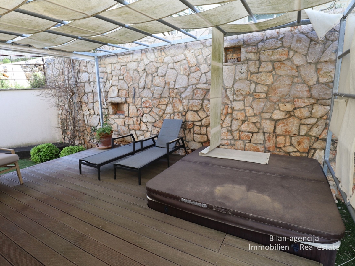 Murter, opremljena hiša s 4 apartmaji, 450 m od morja in plaže.