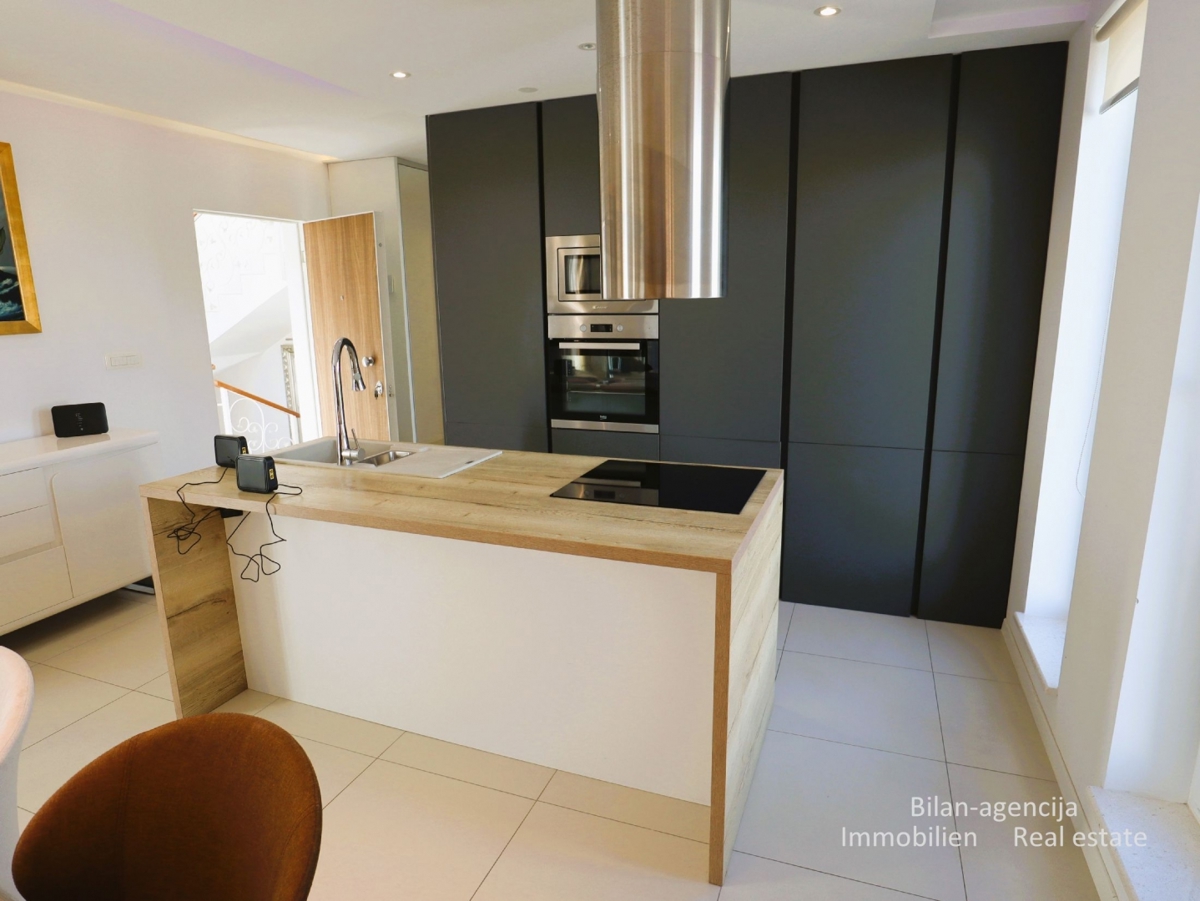 Murter, opremljena hiša s 4 apartmaji, 450 m od morja in plaže.